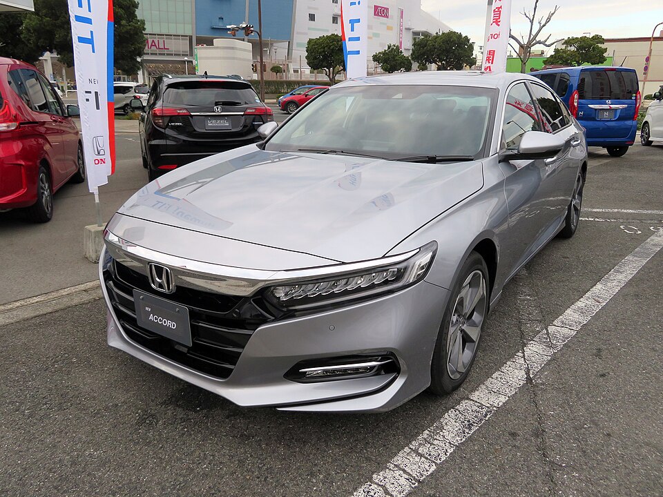 ホンダ アコード 10代目 の斜め前写真