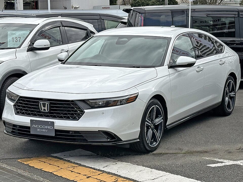 ホンダ アコード 11代目 の正面写真