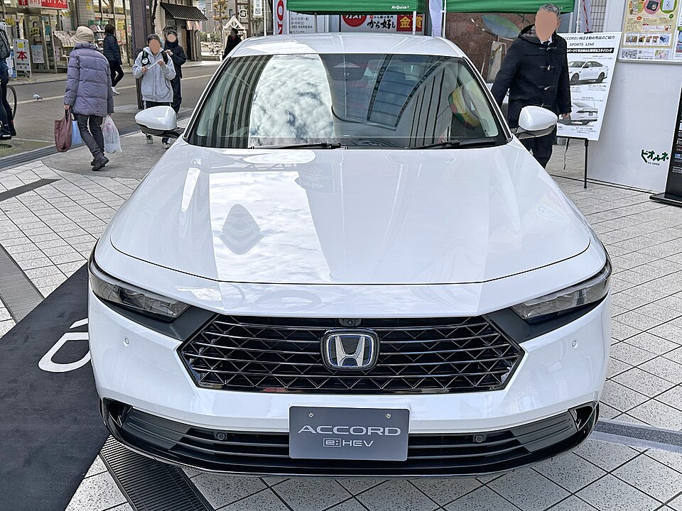 ホンダ アコード 11代目 の正面写真