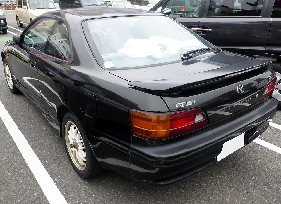 トヨタ カローラレビン／スプリンタートレノ AE111 の後方写真
