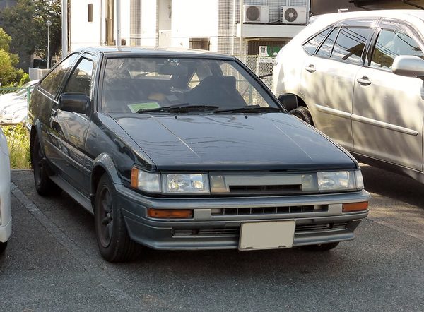 カローラレビン/スプリンタートレノ AE86 の正面写真