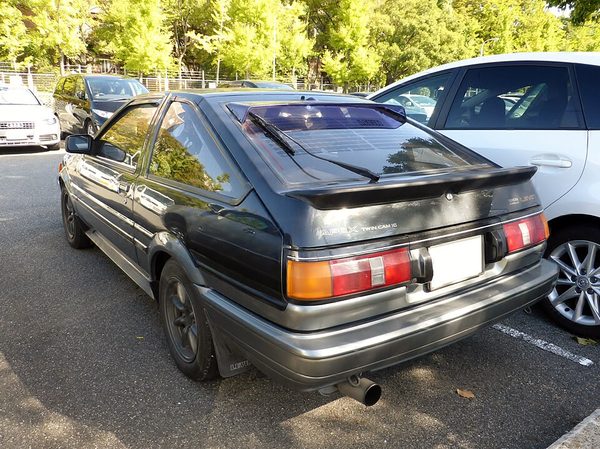 カローラレビン/スプリンタートレノ AE86 の後方写真