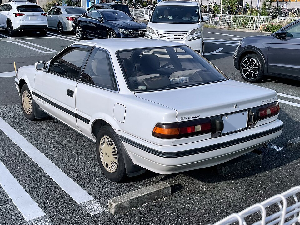 トヨタ カローラレビン/スプリンタートレノ AE92 の後方写真