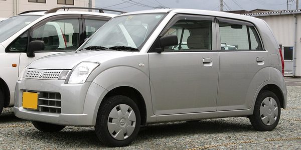 アルト 6代目 前期 の斜め前写真