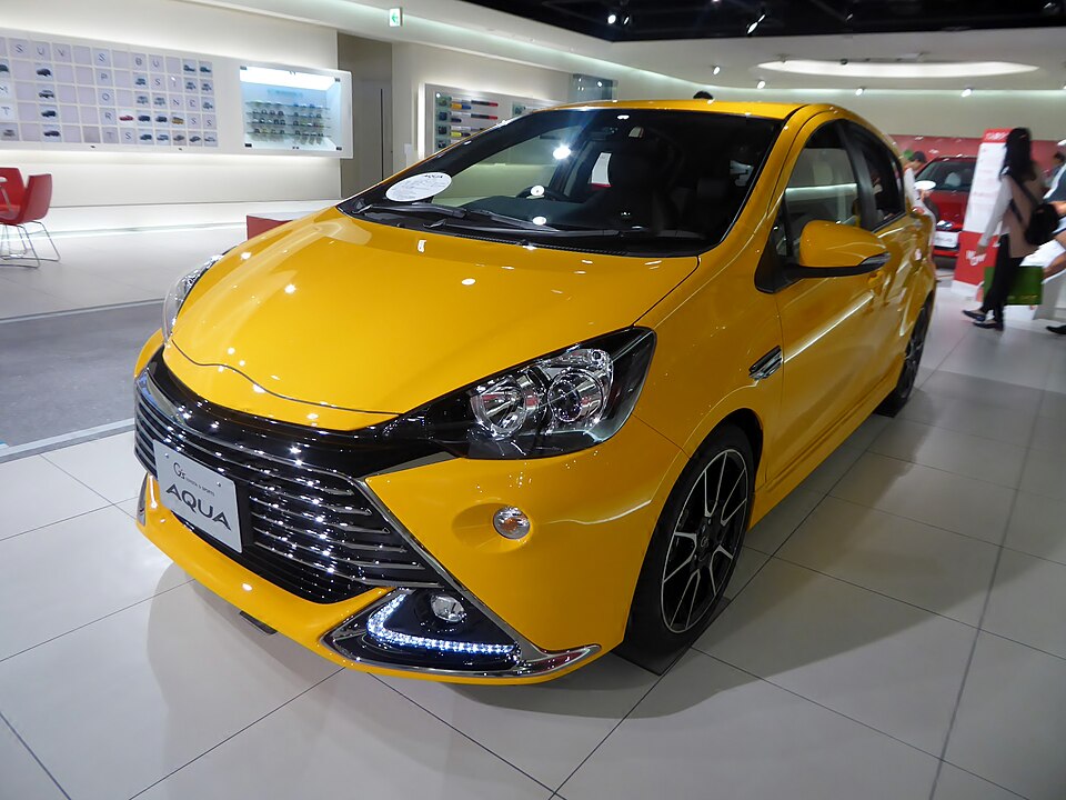トヨタ アクア 初代 の正面写真