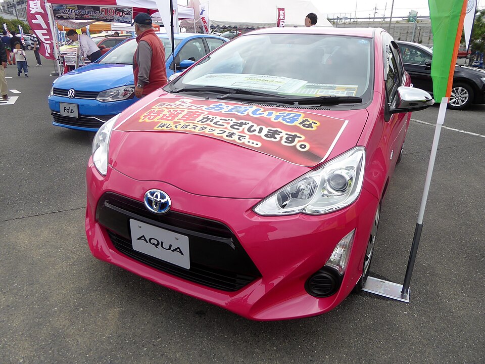トヨタ アクア 初代 の正面写真