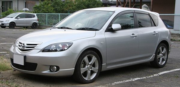アクセラ／MAZDA3 初代 の斜め前写真