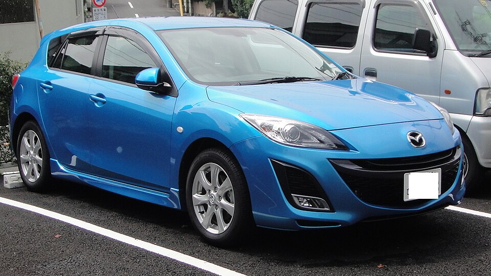 マツダ アクセラ／MAZDA3 2代目 の斜め前写真