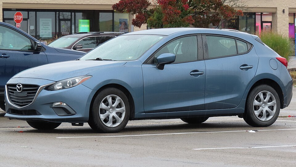 マツダ アクセラ／MAZDA3 3代目 の斜め前写真