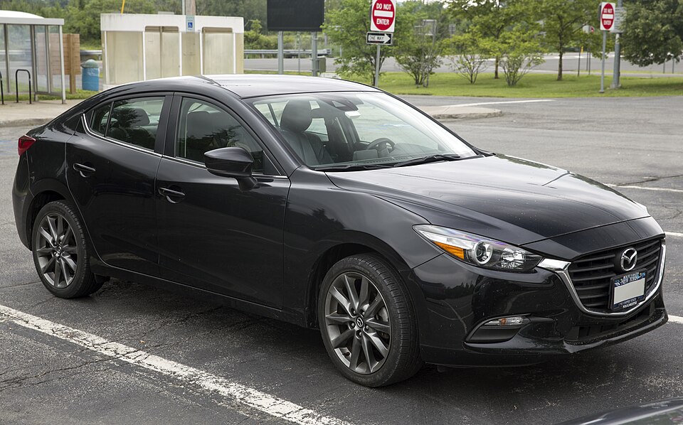 マツダ アクセラ／MAZDA3 3代目 の斜め前写真