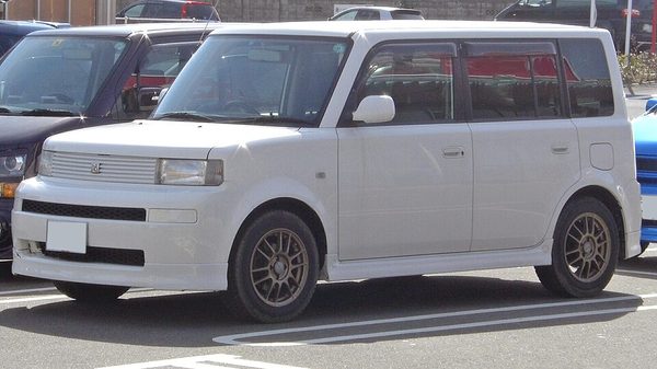 bB 初代 の斜め前写真
