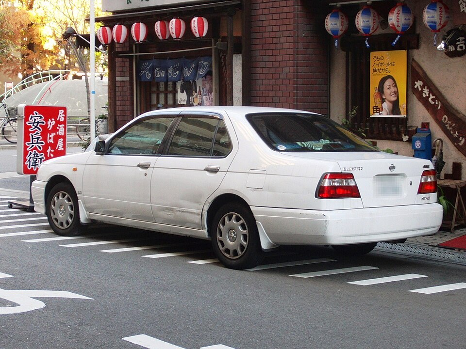日産 ブルーバード 10代目 の後方写真