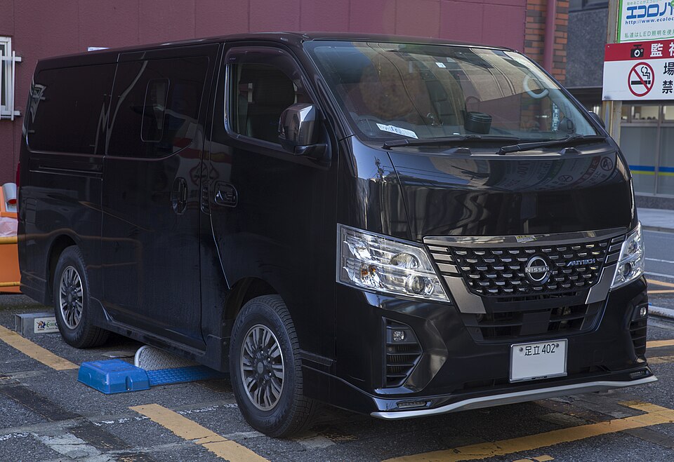 日産 キャラバン 5代目 AUTECH の斜め前写真