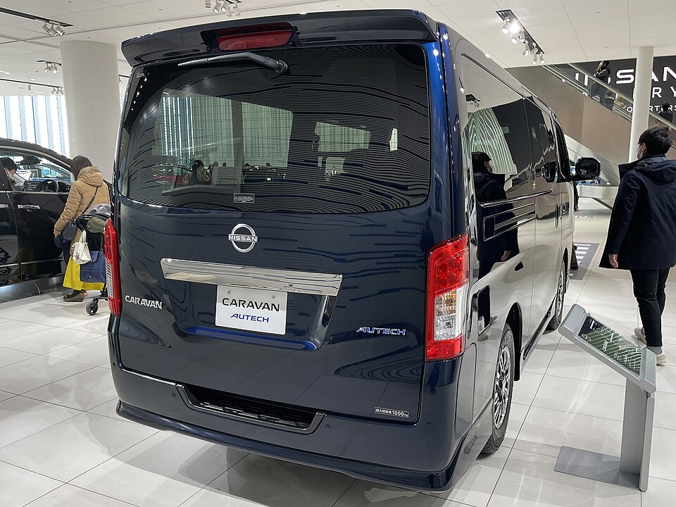 日産 キャラバン 5代目 AUTECH の後方写真