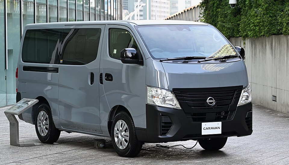 日産 キャラバン 5代目 の斜め前写真