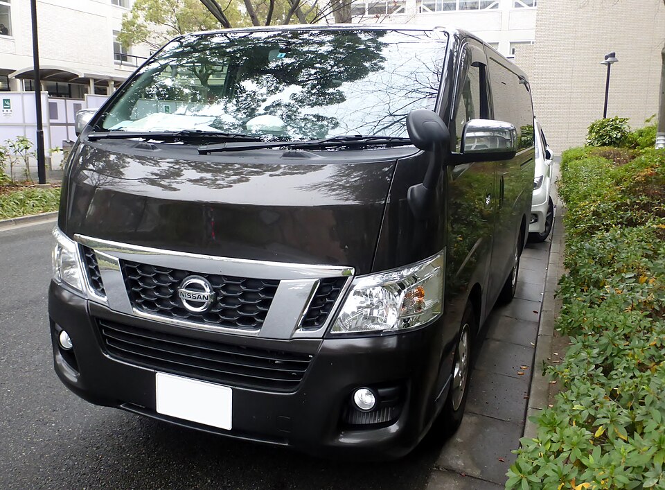 日産 キャラバン 5代目 の斜め前写真