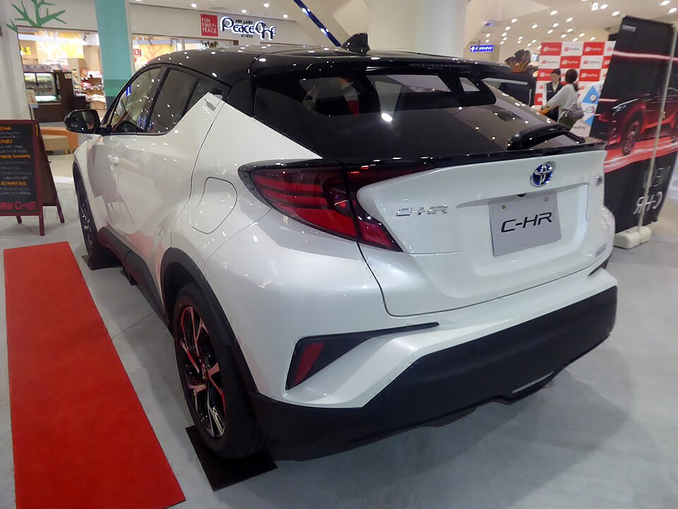 トヨタ C-HR 初代 の後方写真