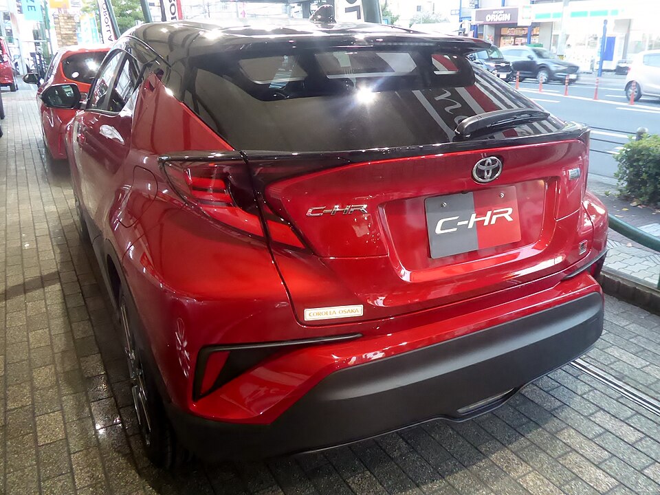 トヨタ C-HR 初代 の後方写真