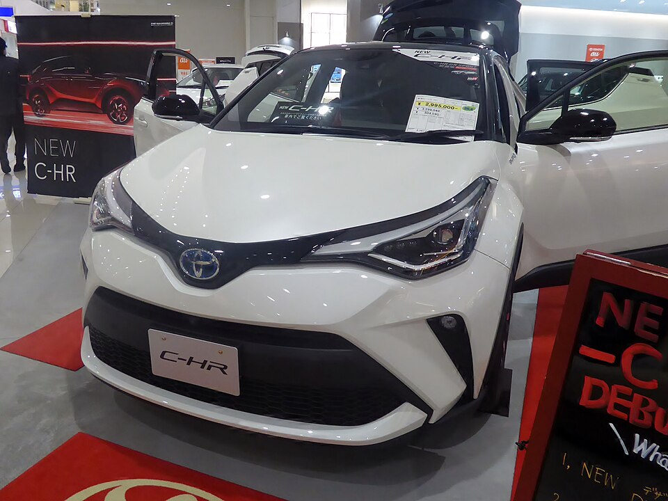トヨタ C-HR 初代 の正面写真