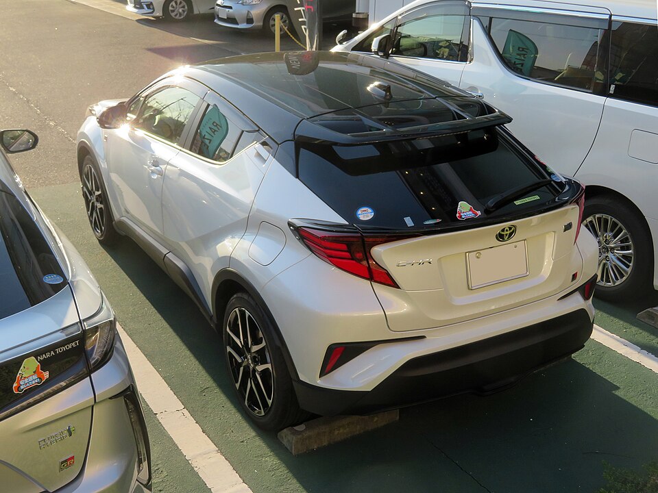 トヨタ C-HR 初代 の後方写真