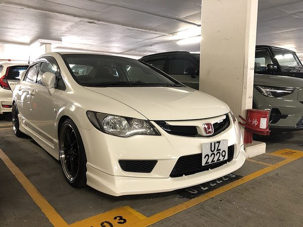 シビック 8代目 タイプR の斜め前写真