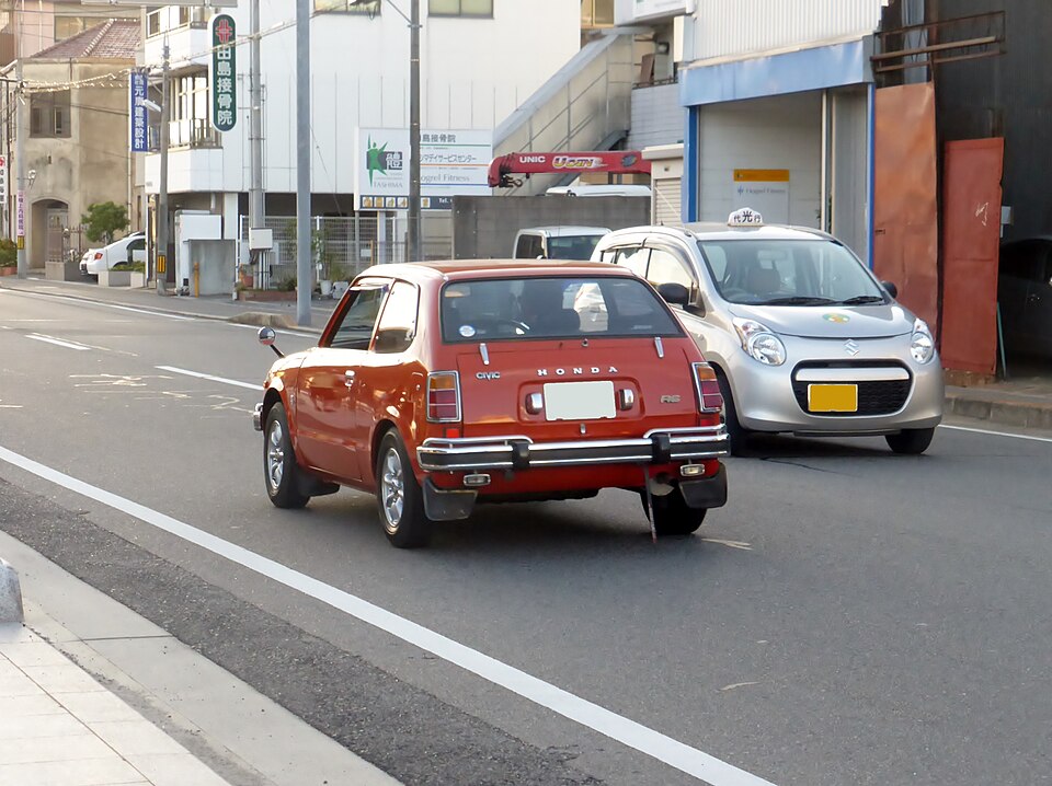 ホンダ シビック 初代 の後方写真
