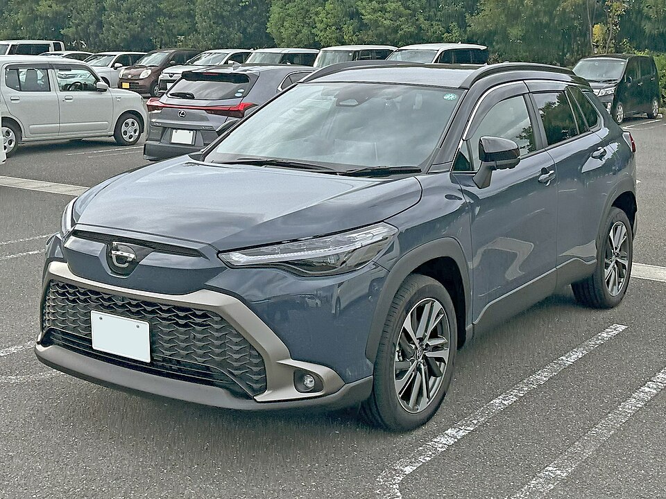 トヨタ カローラクロス 初代 の斜め前写真