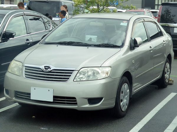 カローラ 9代目 (E120) の正面写真