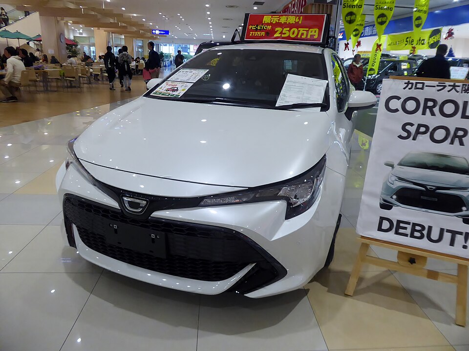 トヨタ カローラスポーツ 初代 の正面写真