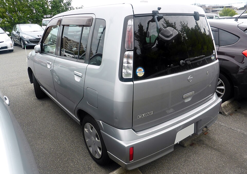 日産 キューブ 初代 の後方写真