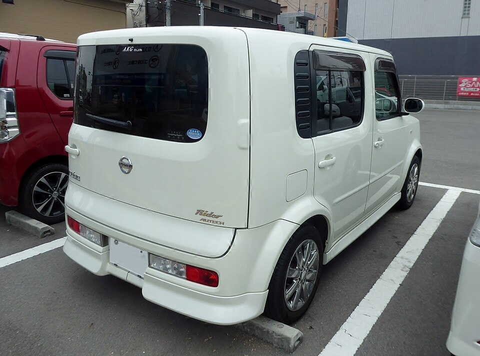 日産 キューブ 2代目 の後方写真