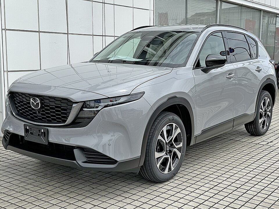 マツダ CX-5 3代目 の斜め前写真