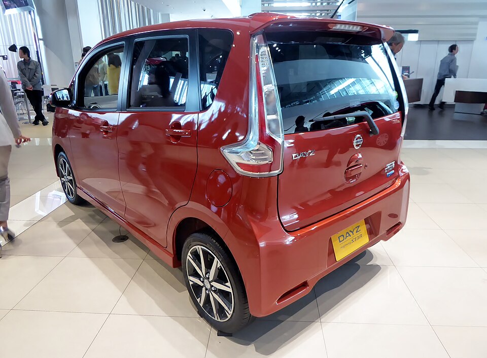 日産 デイズ 初代 ハイウェイスター の後方写真