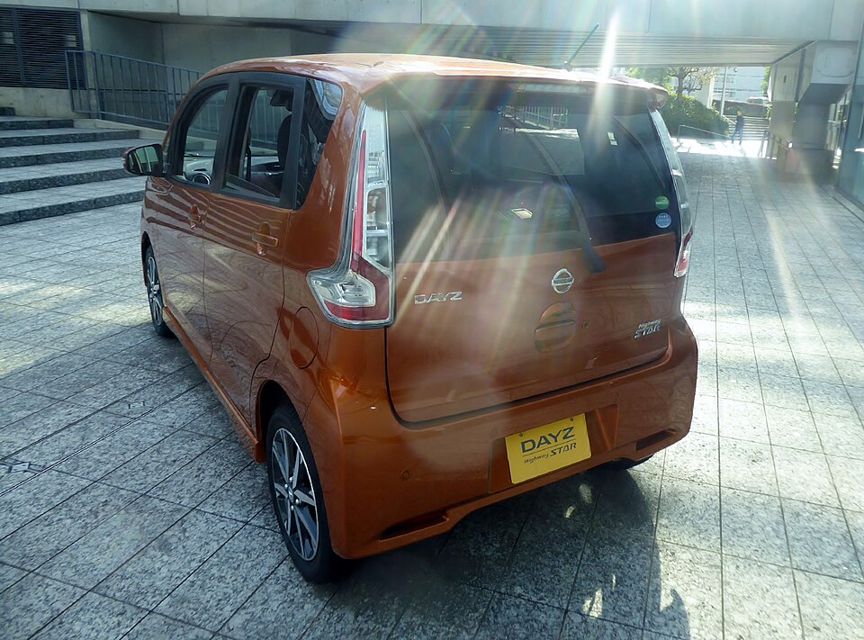 日産 デイズ 初代 ハイウェイスター の後方写真