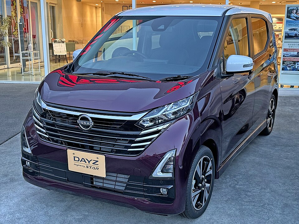 日産 デイズ 2代目 後期 ハイウェイスター の斜め前写真