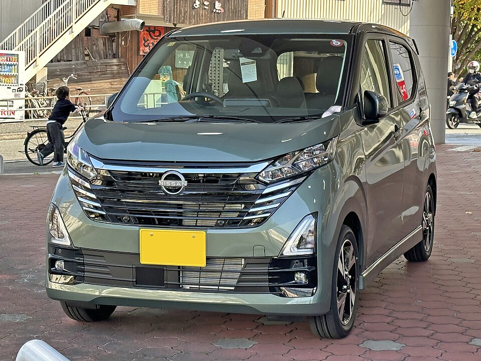 日産 デイズ 2代目 後期 ハイウェイスター の斜め前写真