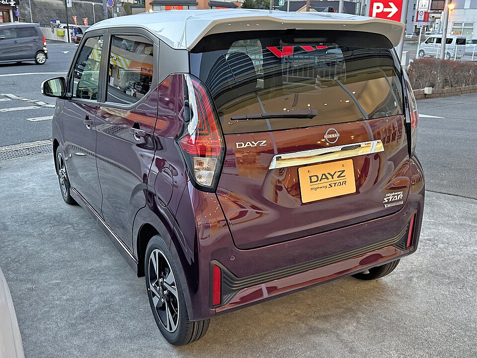 日産 デイズ 2代目 後期 ハイウェイスター の後方写真