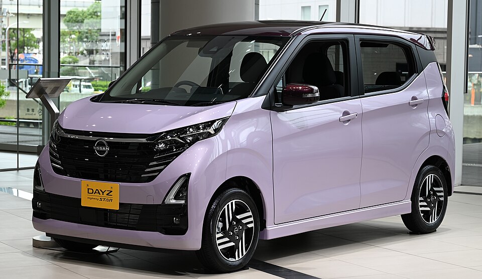 日産 デイズ 2代目 後期 ハイウェイスター の斜め前写真