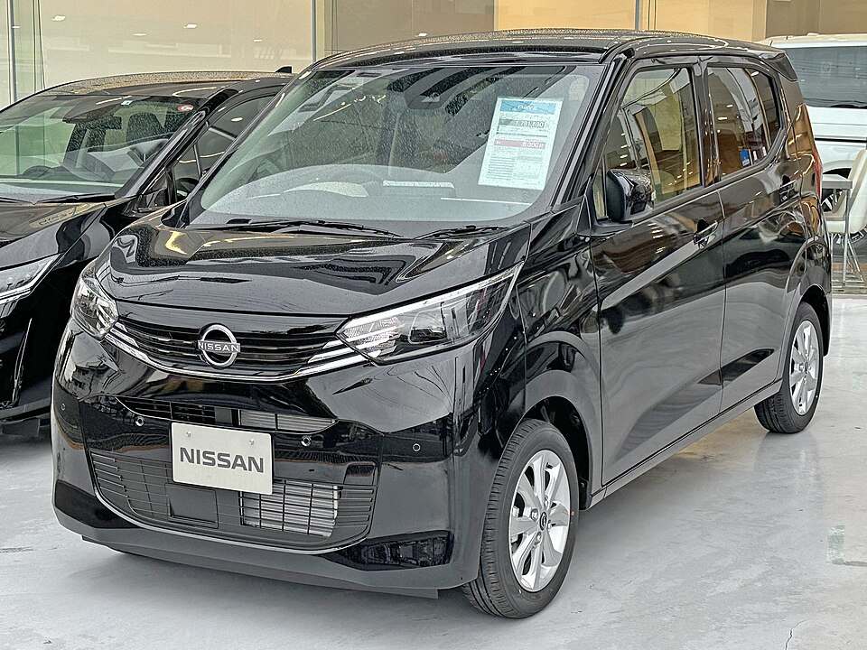 日産 デイズ 2代目 後期 の斜め前写真
