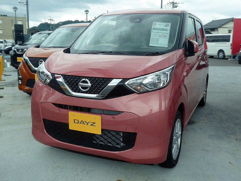 日産 デイズ 2代目 前期 の斜め前写真