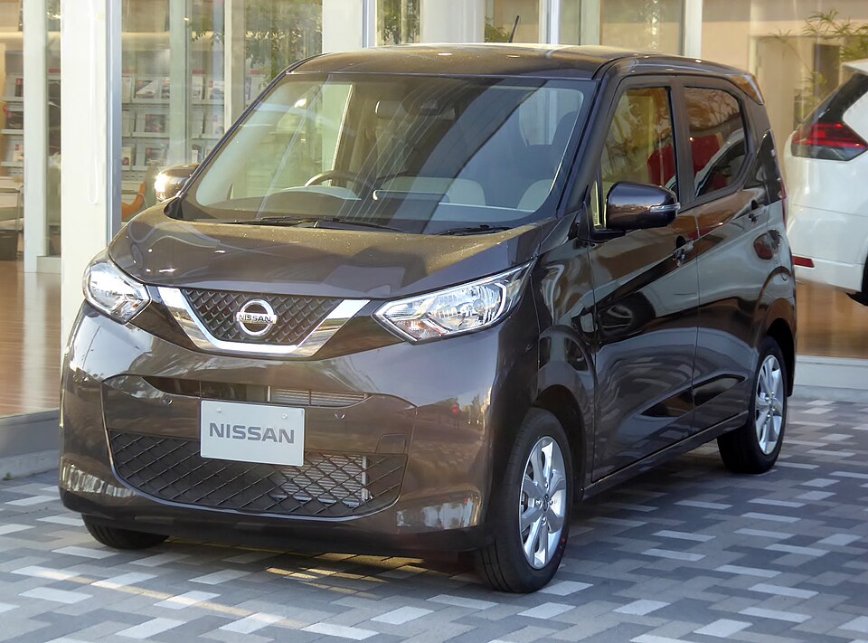 日産 デイズ 2代目 前期 の斜め前写真