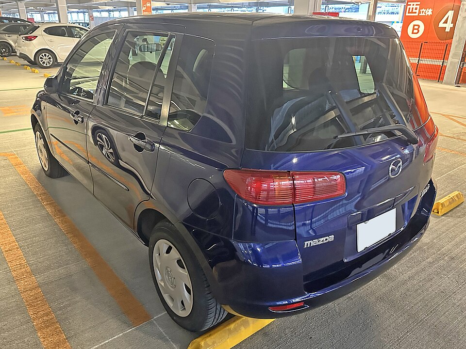 マツダ デミオ／MAZDA2 2代目 の後方写真