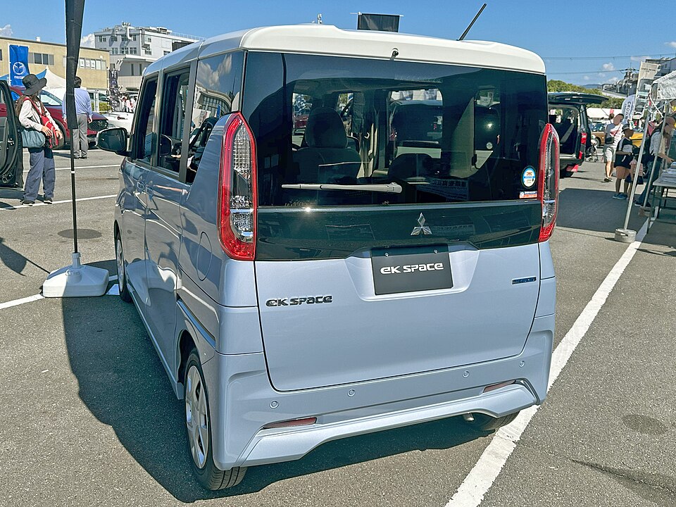 三菱 eKスペース 2代目 の後方写真