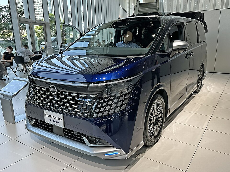 日産 エルグランド 4代目 AUTECH の斜め前写真