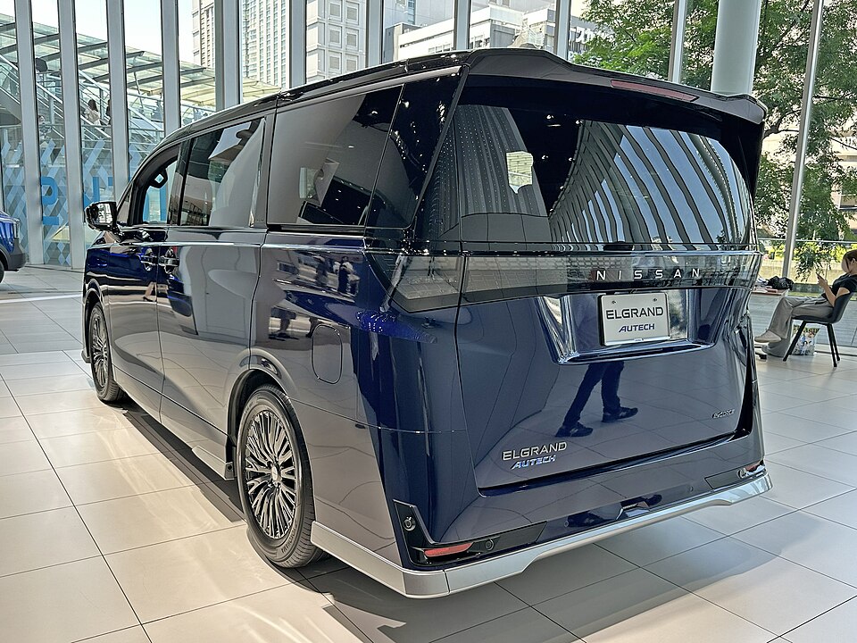 日産 エルグランド 4代目 AUTECH の後方写真