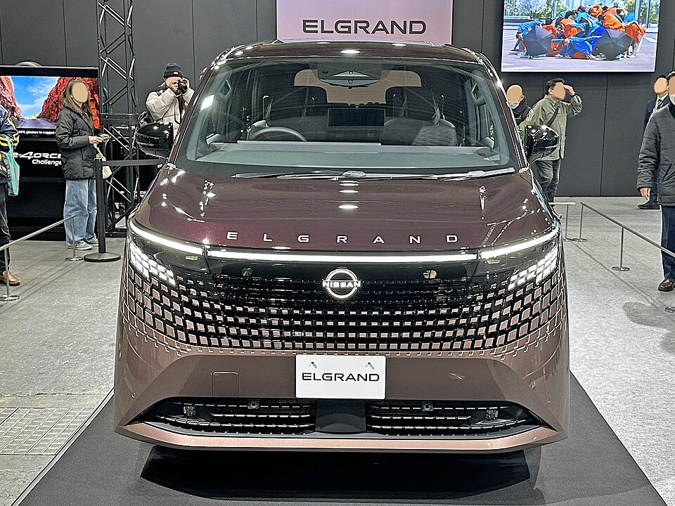 日産 エルグランド 4代目 の正面写真