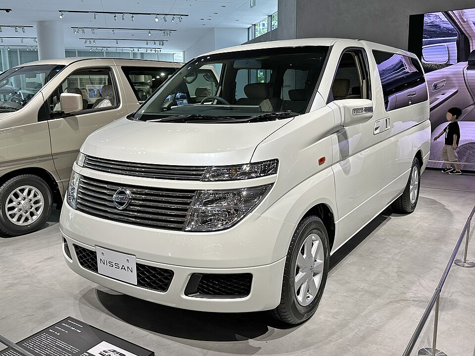 日産 エルグランド 2代目 の正面写真