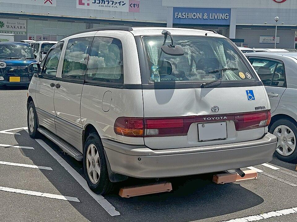 トヨタ エスティマ 初代 の後方写真