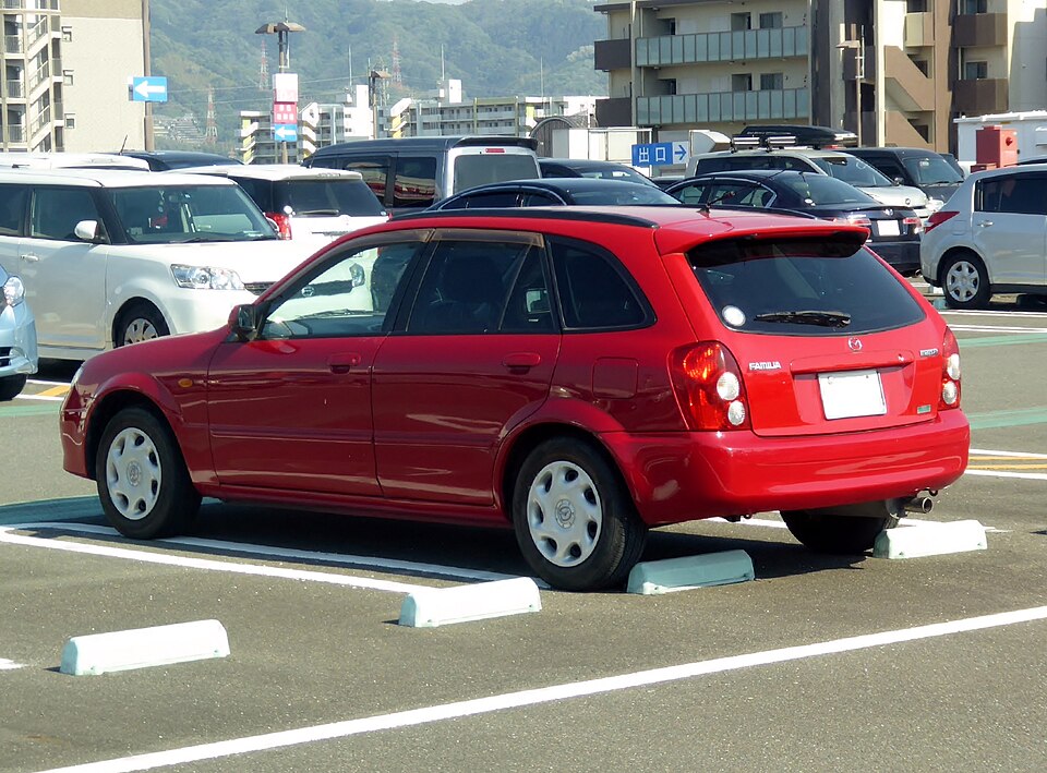 マツダ ファミリア 8代目 の後方写真