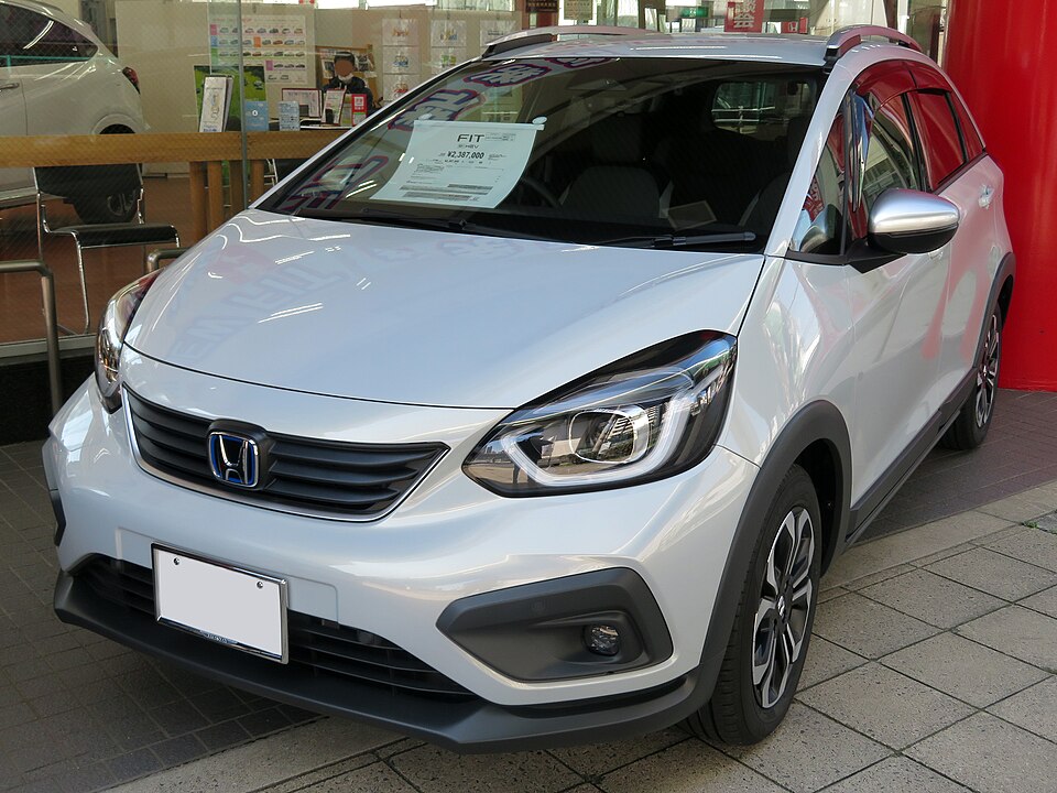ホンダ フィット 4代目 クロスター の斜め前写真